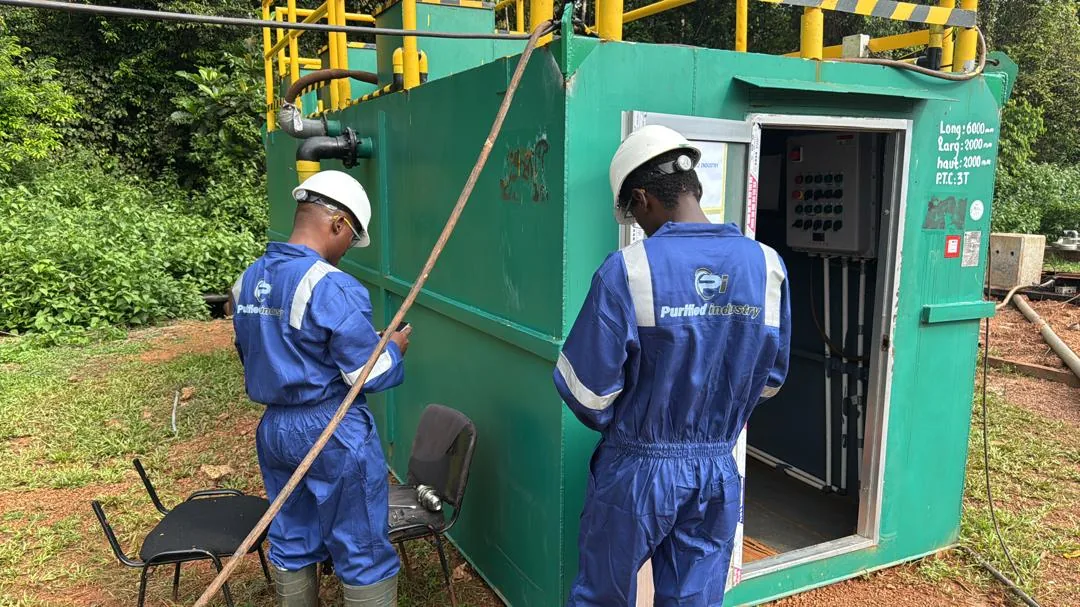 Deux opérateurs Purified Industry devant une unité de traitement ouverte