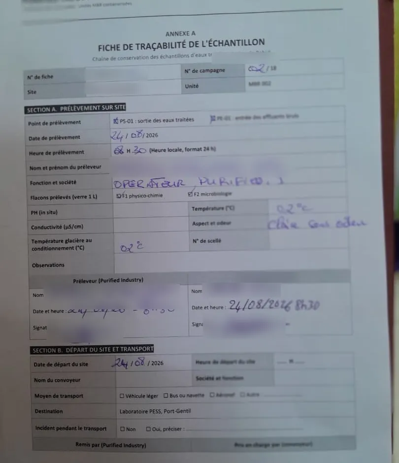 Fiche de traçabilité d’un échantillon remplie à la main, noms et signatures floutés