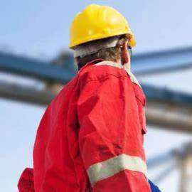 Ingénieur en tenue de sécurité sur un site industriel